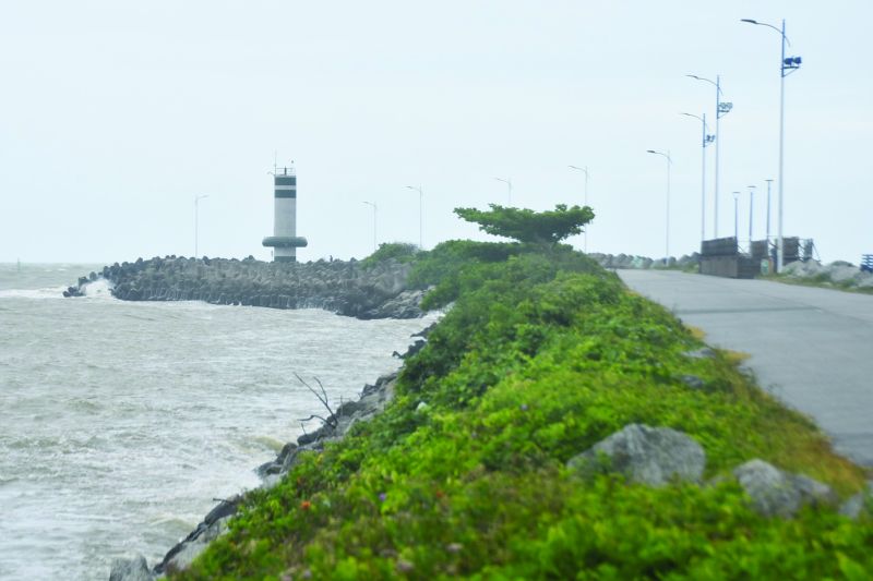 Oito navios esperam liberação pra atracar