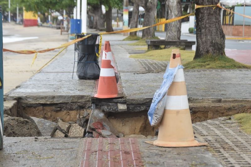 Força das ondas atingiram passeio (Foto: João Batista)