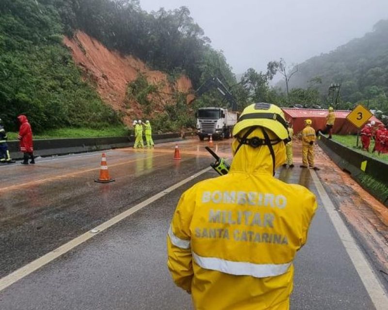Seis pessoas foram socorridas com vida no local