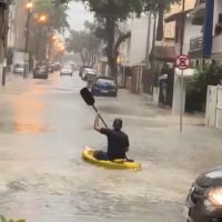 Chuvarada em BC teve caiaque na rua, nado na ciclovia e carros na faixa de areia 