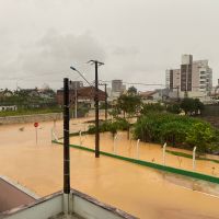 Prefeitura monta abrigos e cria força-tarefa pra atendimento à comunidade; veja imagens dos bairros