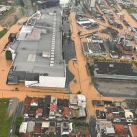 Maior shopping de Balneário continua fechado pela chuva