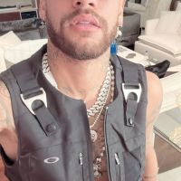 Gabriel Medina comemora aniversário com festão ao lado de famosos