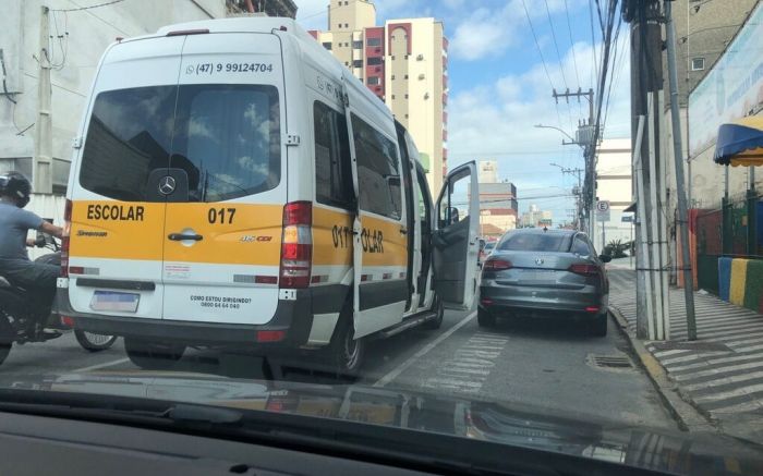 Carro na vaga exclusiva obriga vans e ônibus a parar em fila dupla
Foto: Leitor