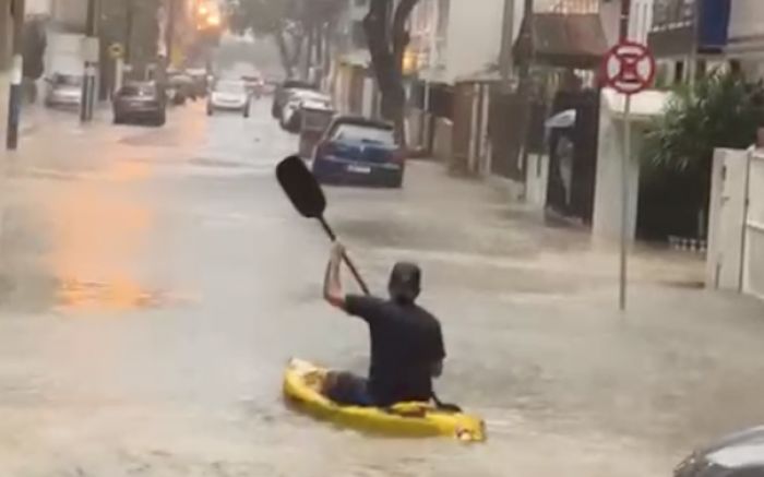 Alagamentos pela cidade geraram cenas dramáticas e pitorescas (Foto: Reprodução)