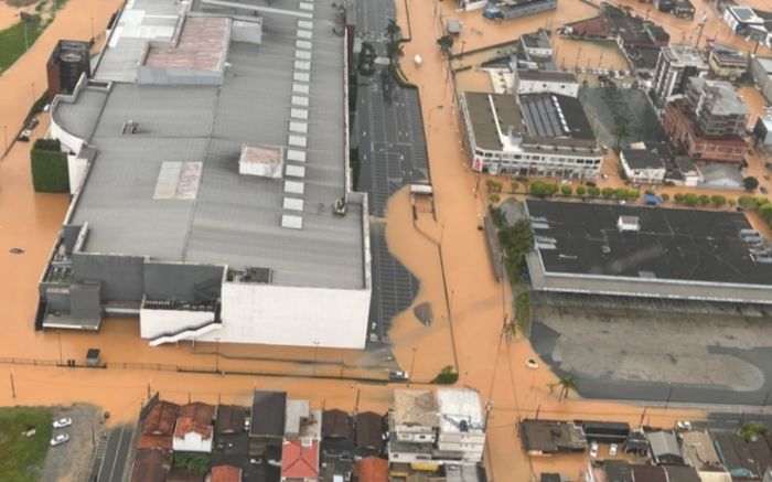 Shopping ficou ilhado pelos alagamentos
(Foto: Talita/Itapema)