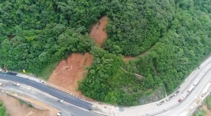 Se o tempo melhorar, uma faixa de cada lado será liberada na quarta
(Foto: Arquivo)