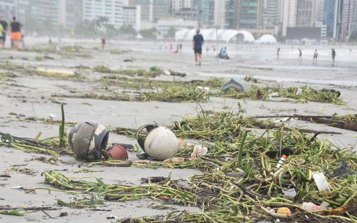 Força da água formou valas e degraus na faixa de areia. Veículos da GM tombaram
(foto: Paulo Giovany)