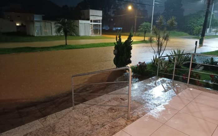 Chuva alagou todo o bairro novamente nesta semana (Foto: Leitor)