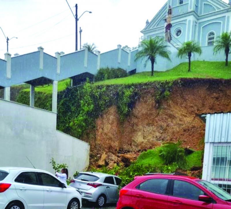 Encosta no morro da igreja cedeu sobre estacionamento