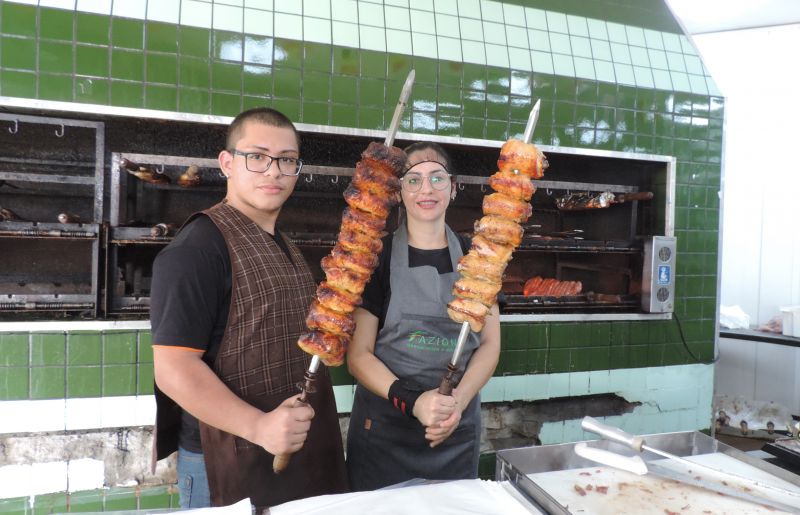 Na mercearia Fazione, no Dom Bosco, a carne sai do açougue direto para a grelha