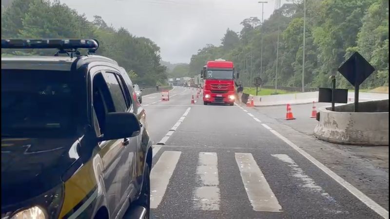 Vídeo da PRF mostra momento da liberação do trânsito (Foto: Reprodução)