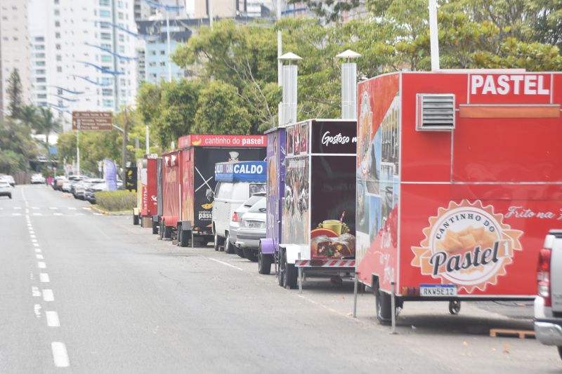 Cerca de 20 veículos ficam permanentemente na avenida