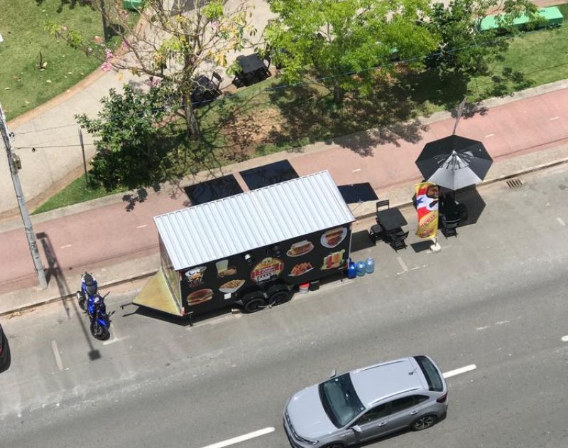 Ambulantes ocupam mais de uma vaga e instala, mesas e até guada-sol