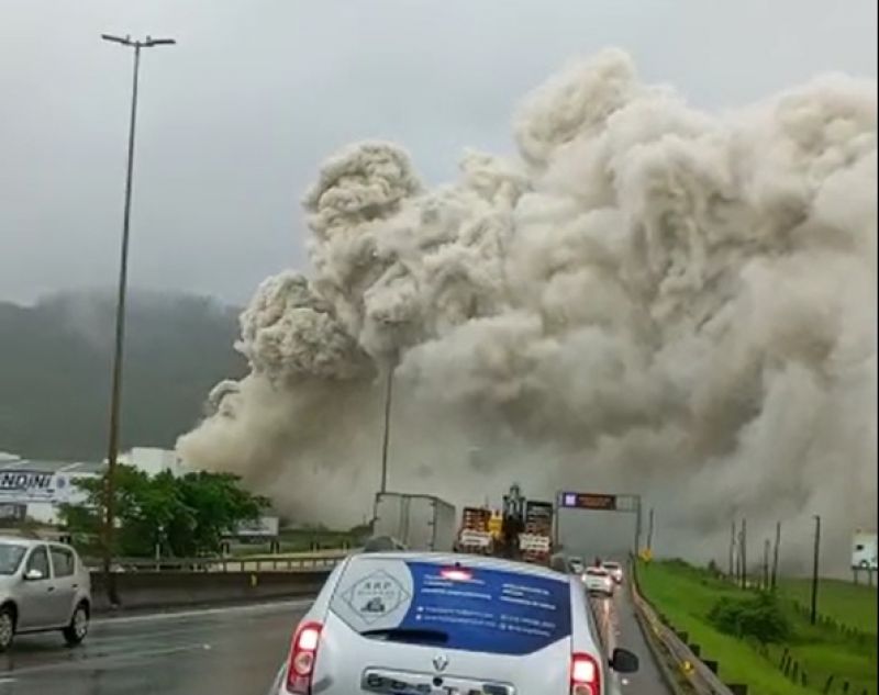 Fumaça bloqueou trânsito no km 110 na manhã 