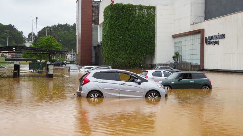 Pátio do BC Shopping ficou debaixo d'água