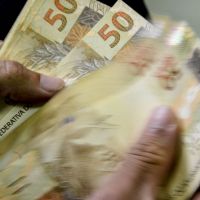 Salário mínimo agora é de R$ 1320 