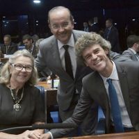 Alice sofre aneurisma e se recupera em casa