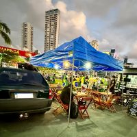 Manifestantes saem da Marinha e protestam em frente a Havan de Itajaí  