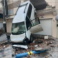 Pedestre é atingida por carro que caiu de garagem