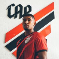 Chape vende lateral para o Athletico Paranaense por R$ 2,5 milhões