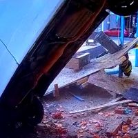 Hospital atualiza estado de mulher atingida por carro que caiu de garagem