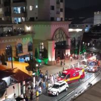 URGENTE: Bombeiros combatem incêndio em edifício no bairro Fazenda 