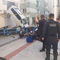 Mulher ferida por carro que despencou ganha alta do hospital