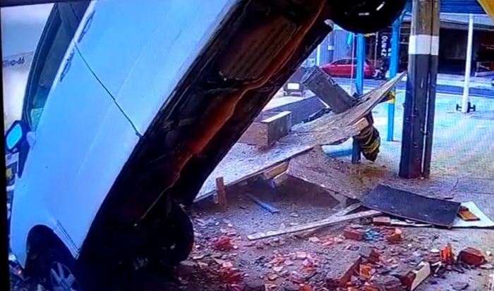 Câmeras de segurança flagraram momento exato da queda (Foto: reprodução)