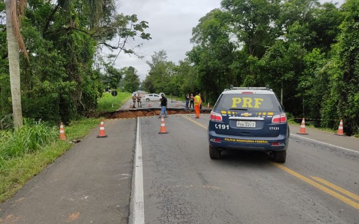 Não há previsão de liberação do trânsito, mas PRF deu dica de caminho alternativo
Fotos Divulgação