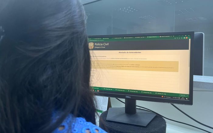 Após preenchimento de cadastro, solicitante pode imprimir certidão de antecedentes criminais (Foto: Franciele Marcon)