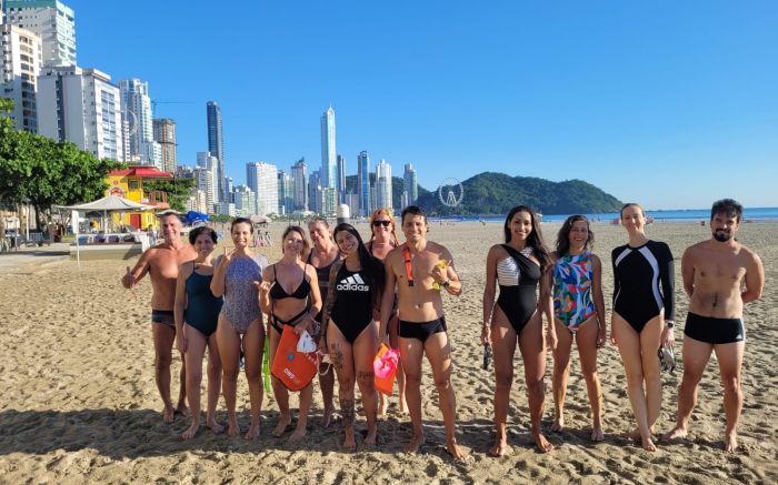Aulas no mar são diferentes das realizadas em piscinas, pois no mar o aluno aprende a interpretar as condições naturais Foto: Divulgação
