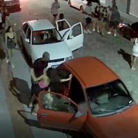 Jovens simulam cena de sexo no fim de balada barulhenta 