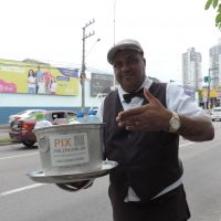 Márcio viralizou nas redes sociais vendendo água na rua através do pix