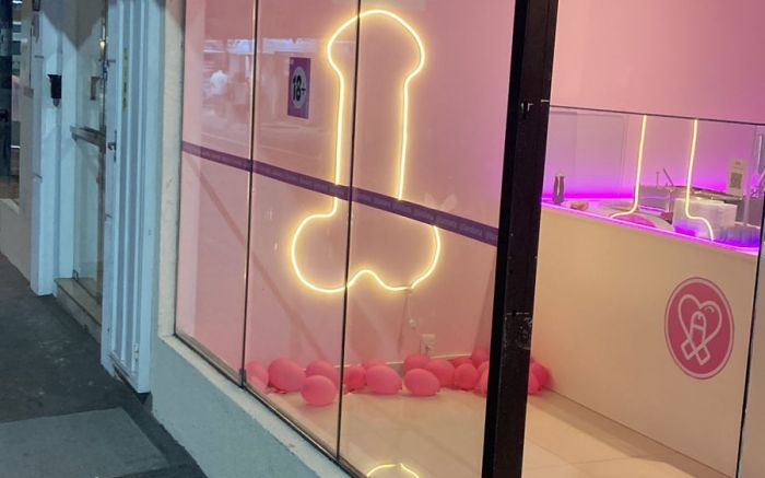 Empreendedora foi intimada a retirar painel luminoso do comércio
(Foto: Divulgação)