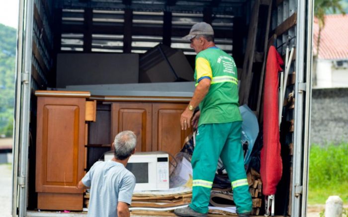 O caminhão Cata Treco recolhe móveis e eletrodomésticos que a comunidade quer se desfazer Foto: Divulgação