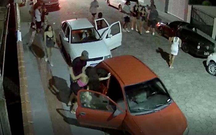 Baladeiros simulam posições pornográficas, denunciam os vizinhos
/ Reprodução  
