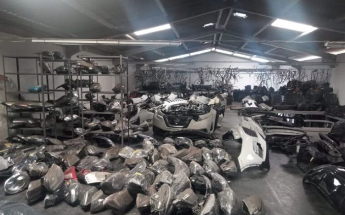 Outros três carros furtados foram apreendidos