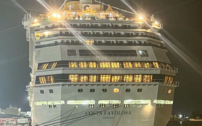 Navio Costa Favolosa chegou domingo à noite e zarpou de Itajaí segunda cedinho 
(Foto: Rodrigo Steffen)
