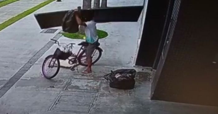 Ele vendeu portão a comerciantes; ambos foram presos
(Foto: Reprodução)