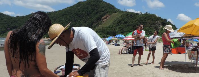 Ezequiel só fatura com a venda de picolés em dias ensolarados e de praia cheia