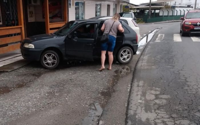 Moradores denunciam estacionamento irregular em dia de jogo no