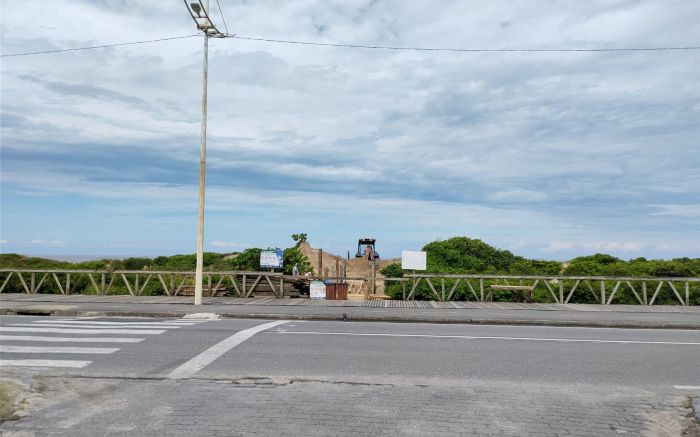 Intervenção na restinga ocorreu na sexta-feira. Caso é denunciado ao MP