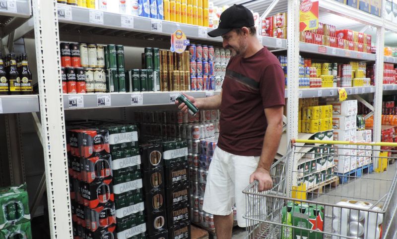 Paulo César prefere comprar bebida em fardo para economizar as idas ao mercado