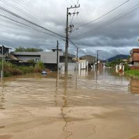 Chuvarada alaga casas e ruas e aulas são suspensas em Itapema 