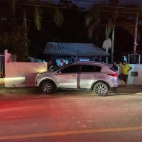 Motorista atropela adolescentes na calçada