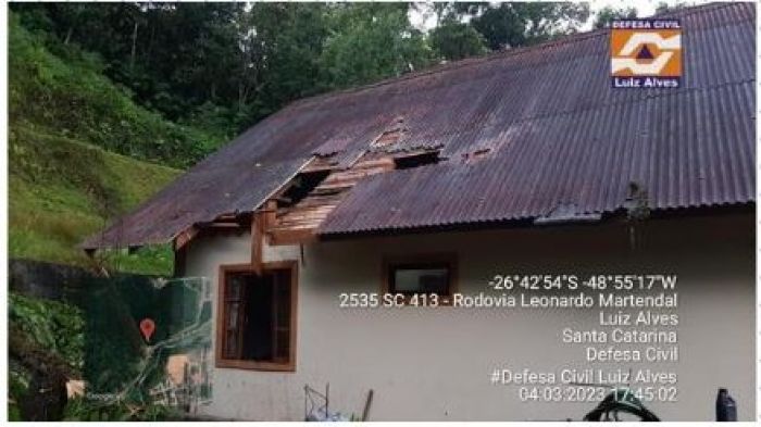 Casa destelhada em Luiz Alves (Foto: Divulgação)