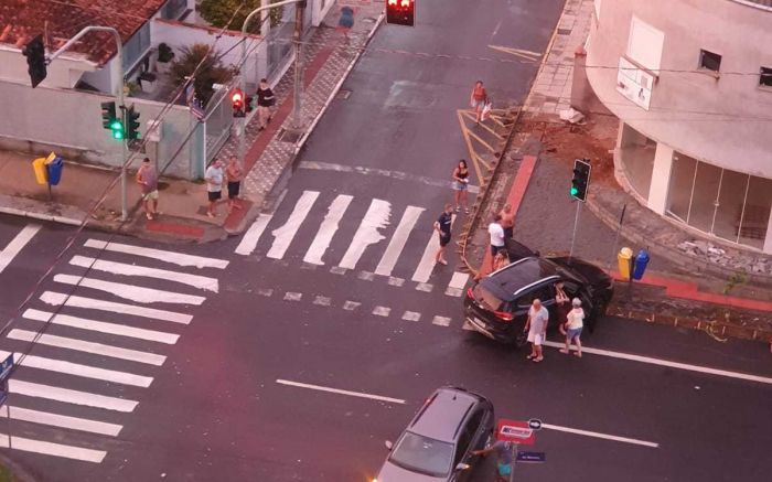 Vizinho conta que há acidentes semanais no local
 (Foto: reprodução)