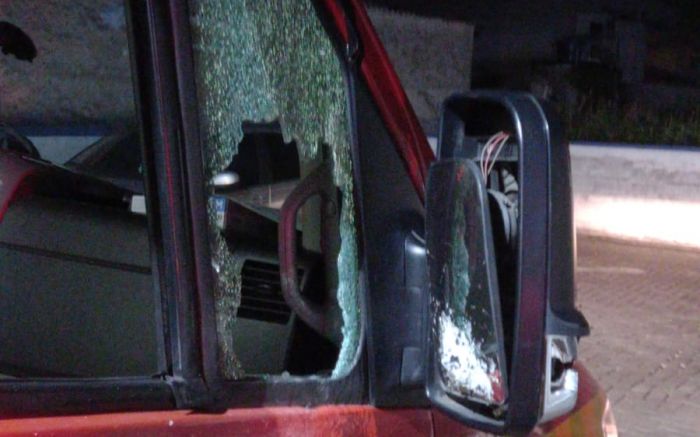 Tiros passaram pela lataria de ambulância e atingiram os socorristas
(Foto: Arquivo)