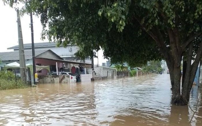 Alagamentos afetaram diversas ruas em Itapema (Foto: Redes Sociais/Paulo Pinto Sérgio)